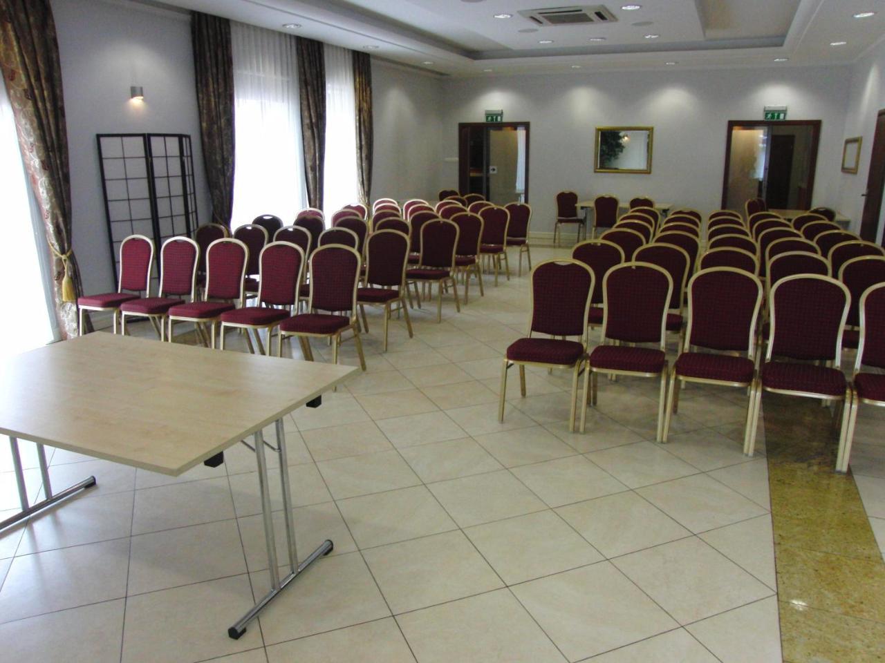 Hotel Dworek*** Skierniewice Esterno foto