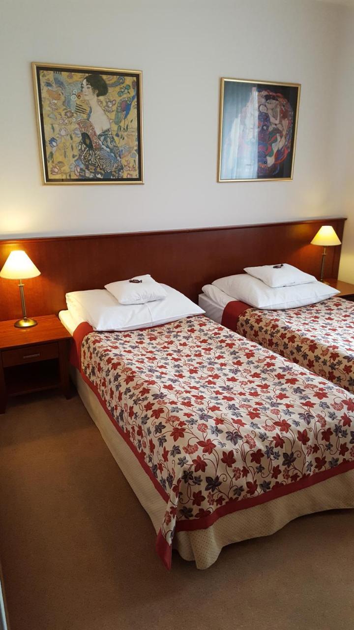 Hotel Dworek*** Skierniewice Esterno foto