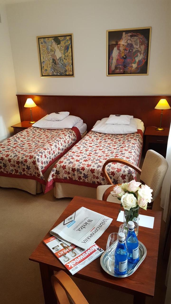 Hotel Dworek*** Skierniewice Esterno foto