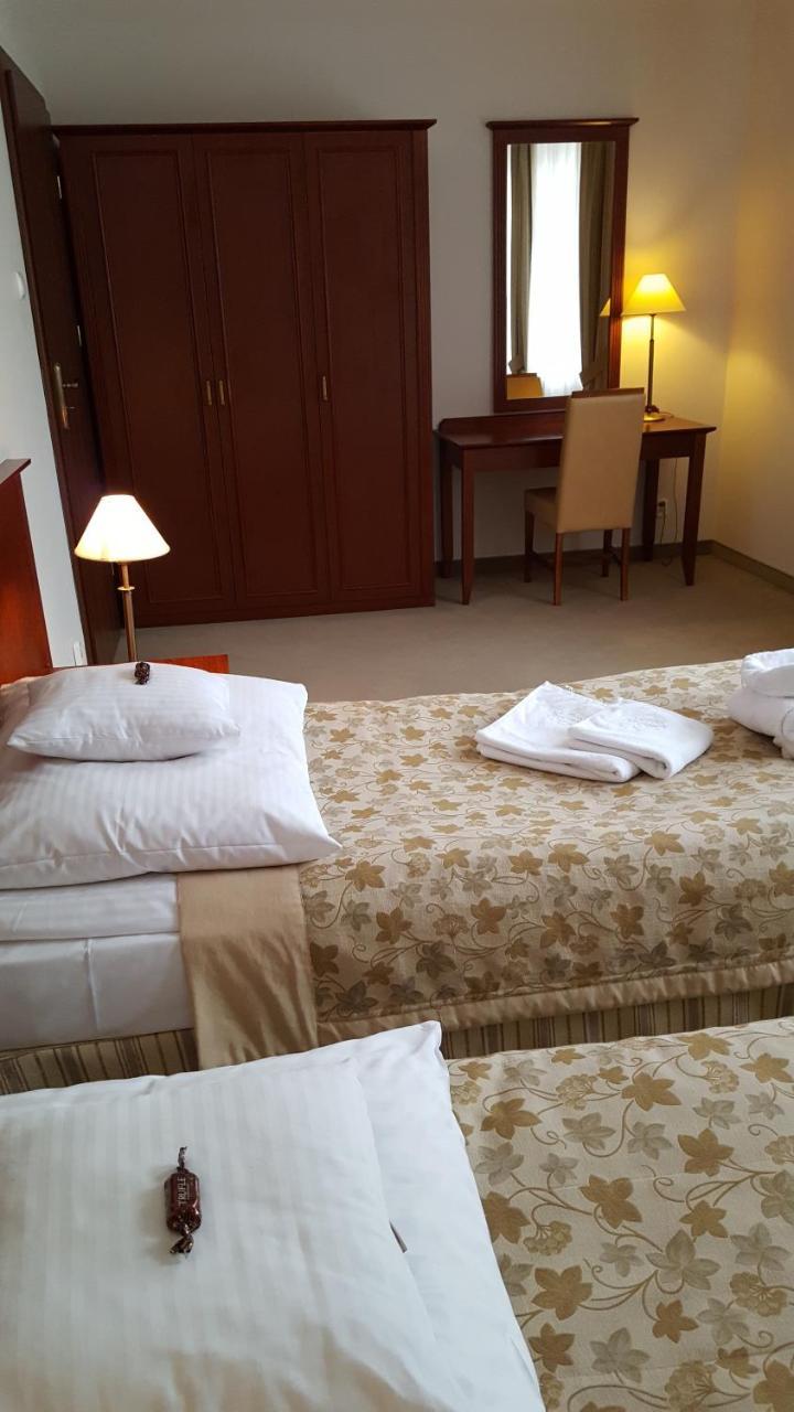 Hotel Dworek*** Skierniewice Esterno foto
